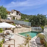Caimaris House