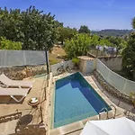 Caimaris House