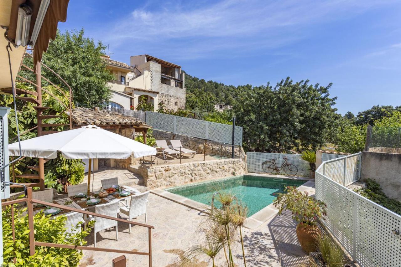 Caimaris House