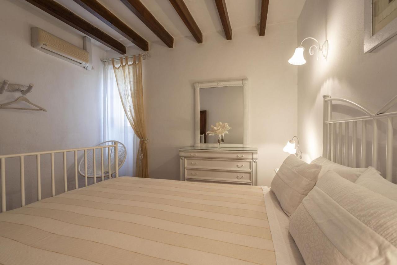 Caimaris House *