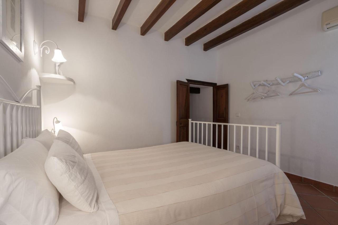Caimaris House *