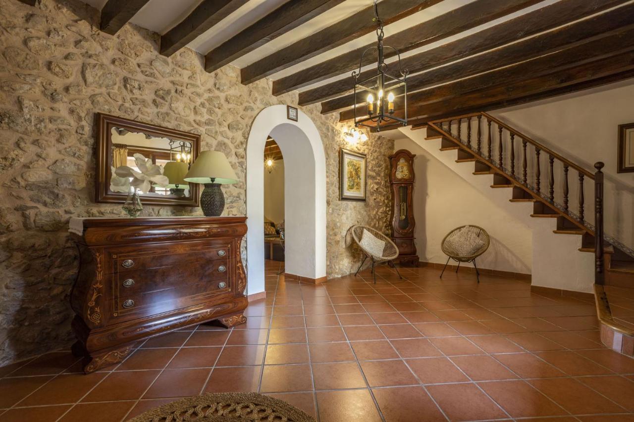 Caimaris House
