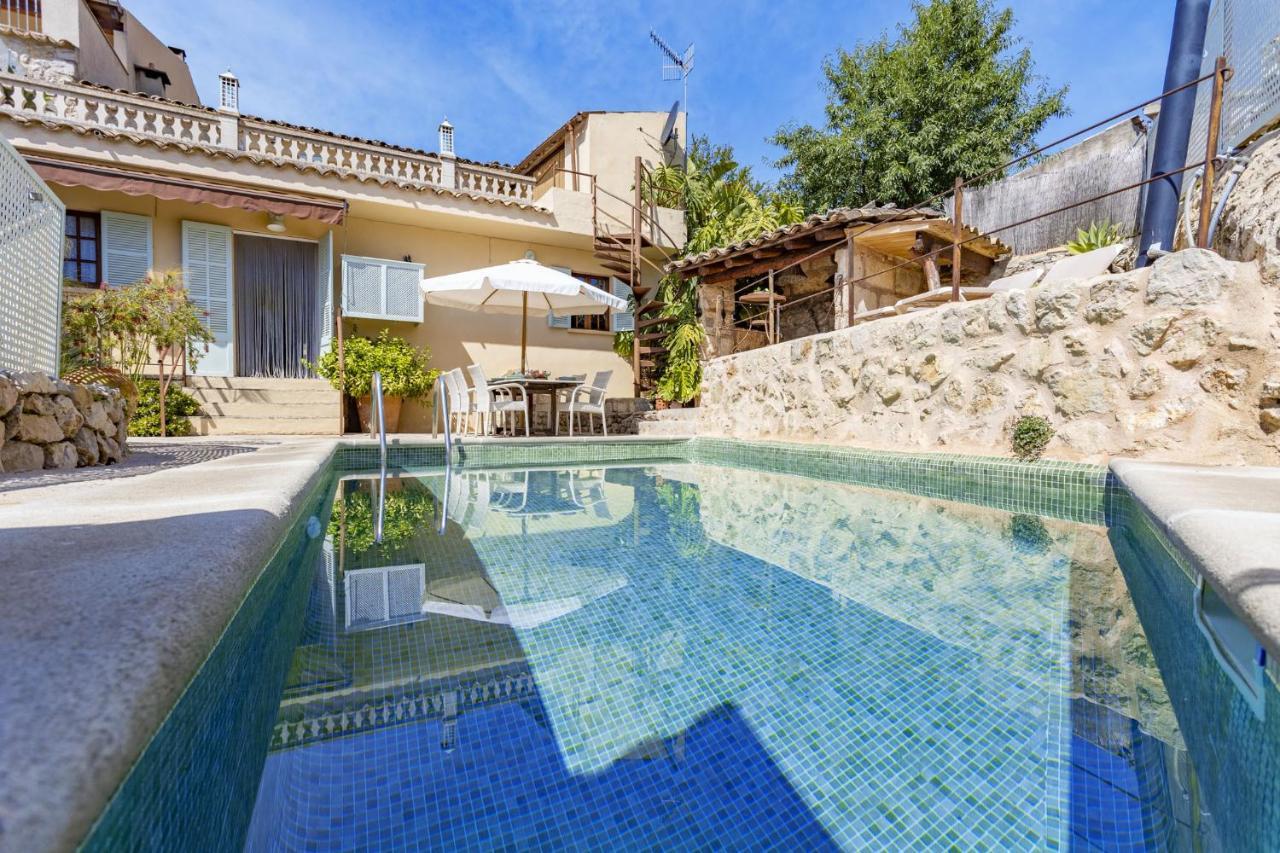 Caimaris House